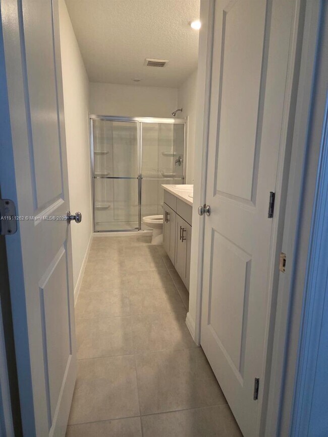 Building Photo - 3013 Skyline Lp