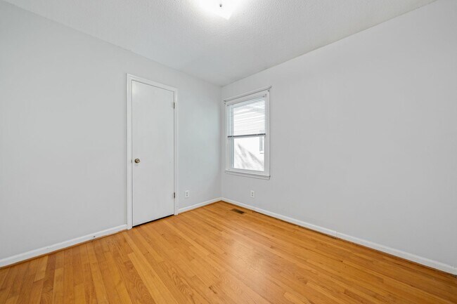 Building Photo - Beautiful 3 Bed 1 Bath Home in Lakewood with Finished Basement Area and Fenced Back Yard!!