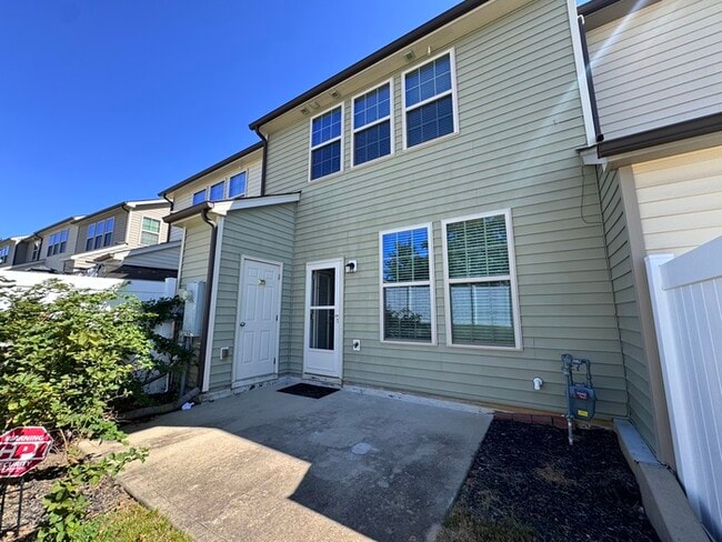 Building Photo - MOVE IN READY! 3 Bed 2.5 Bath Town Home