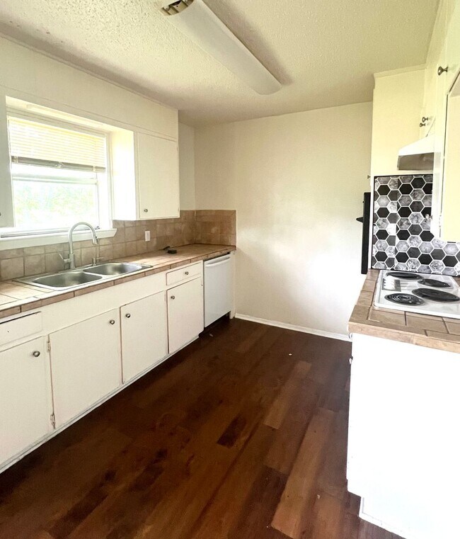 Building Photo - Affordable Comfort 3 Bedroom with 1.5 Bath Home