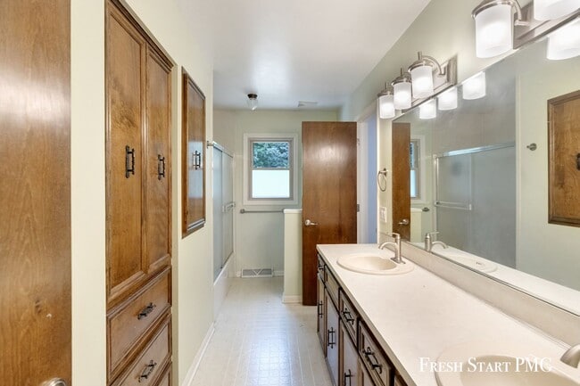 Building Photo - Charming 3-Bedroom Home in Walker – Conven...