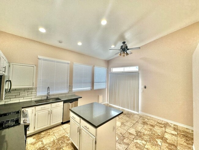 Building Photo - Darling one story home