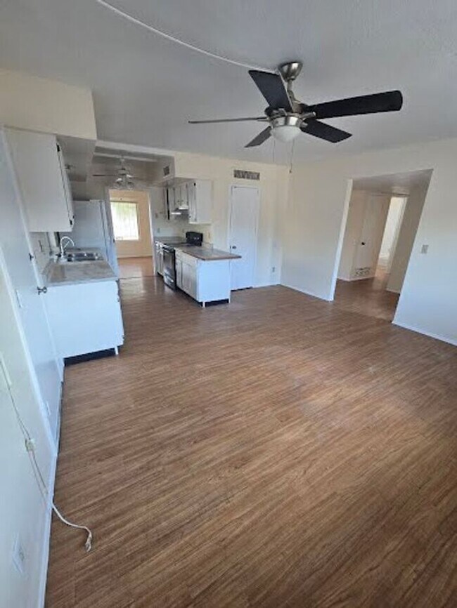 Building Photo - Spacious 4bd/2ba Featuring Central A/C and Large Private Yard