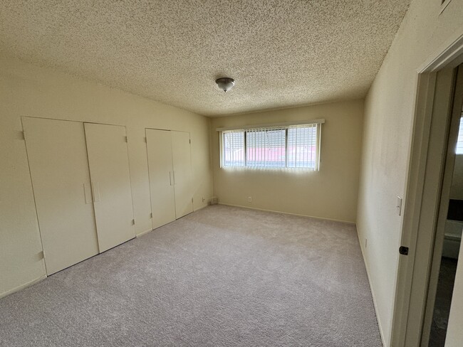 2nd bedroom w/ 2 closets - 1148 W Huntington Dr