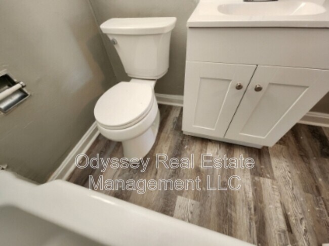 Building Photo - 206 W Spencer Ave