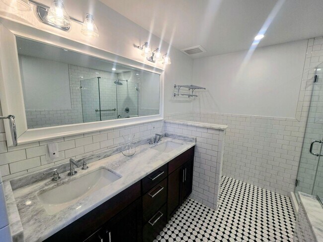 Building Photo - 1815 Main St