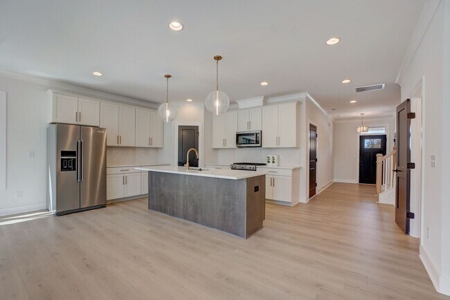 Building Photo - 1112 Pender St