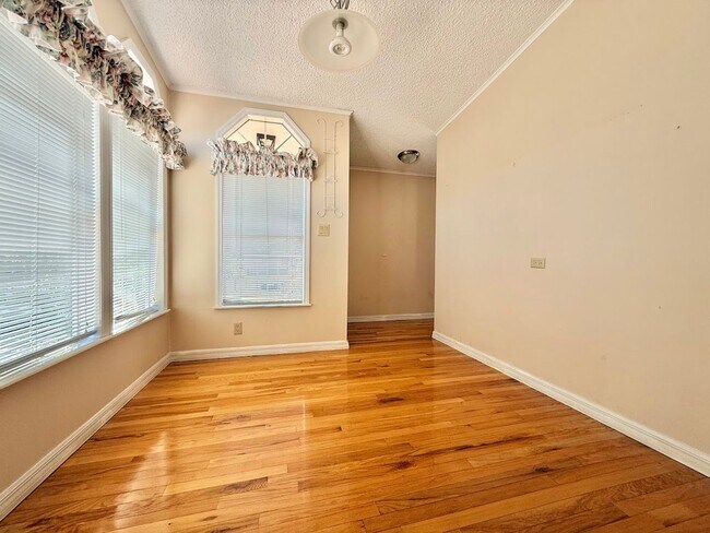 Building Photo - Large and Spacious 3/3 on near half acre NO HOA!