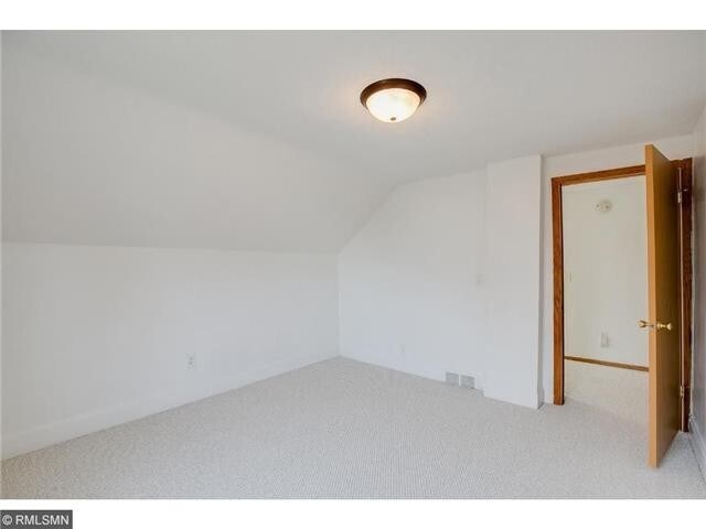 Building Photo - Quiet Affordable  Upper Level 2bdrm Duplex