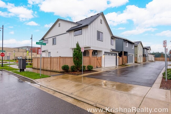 Building Photo - 4227 SE Reed Dr