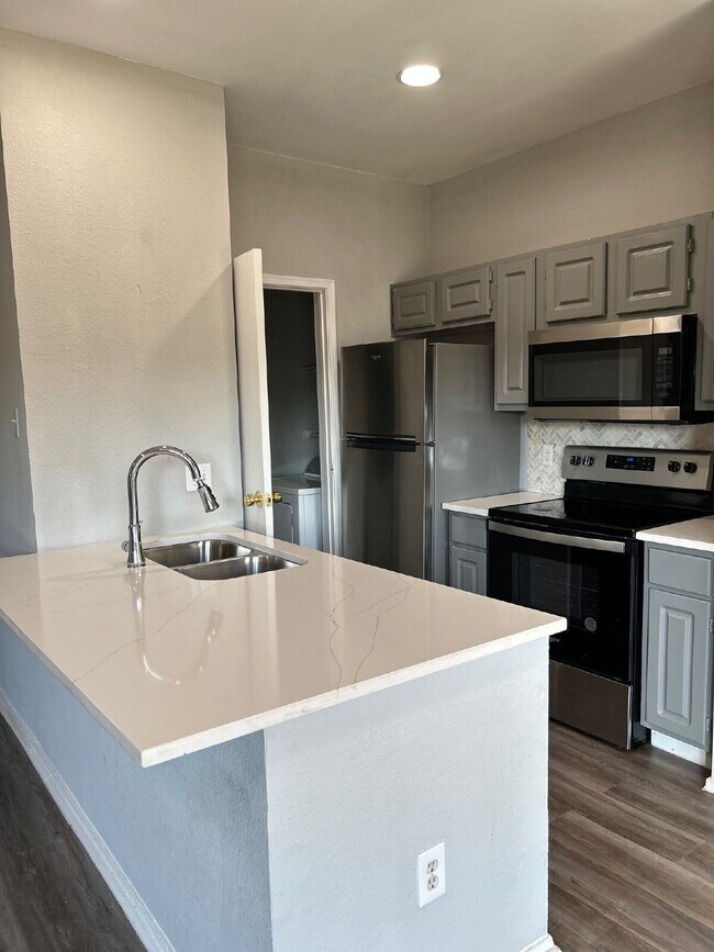 Building Photo - Updated 2 Bed/2 Bath North Austin Condo with Rare Greenbelt Views