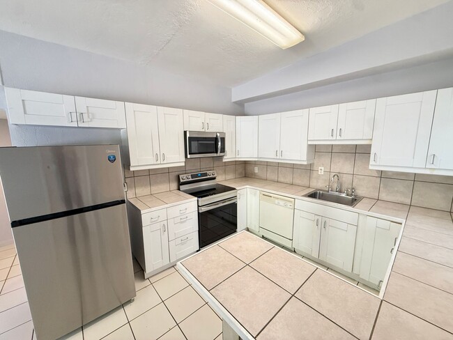 Building Photo - Sensational 2 bed 1 bath in the heart of Wilton Manors! 2 parking spots with laundry!