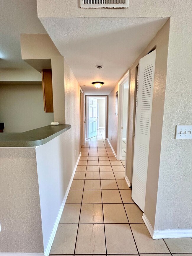 Building Photo - Spacious 2B/2B Unfurnished Condo near Beac...