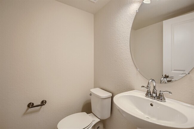 Building Photo - Beautiful SW Longmont Townhome