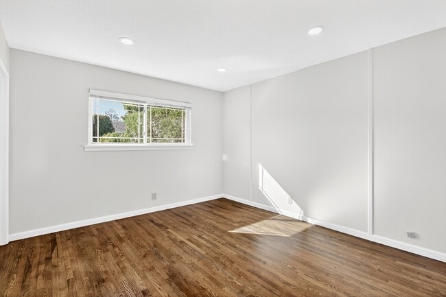 Building Photo - 899 Ebbetts Dr