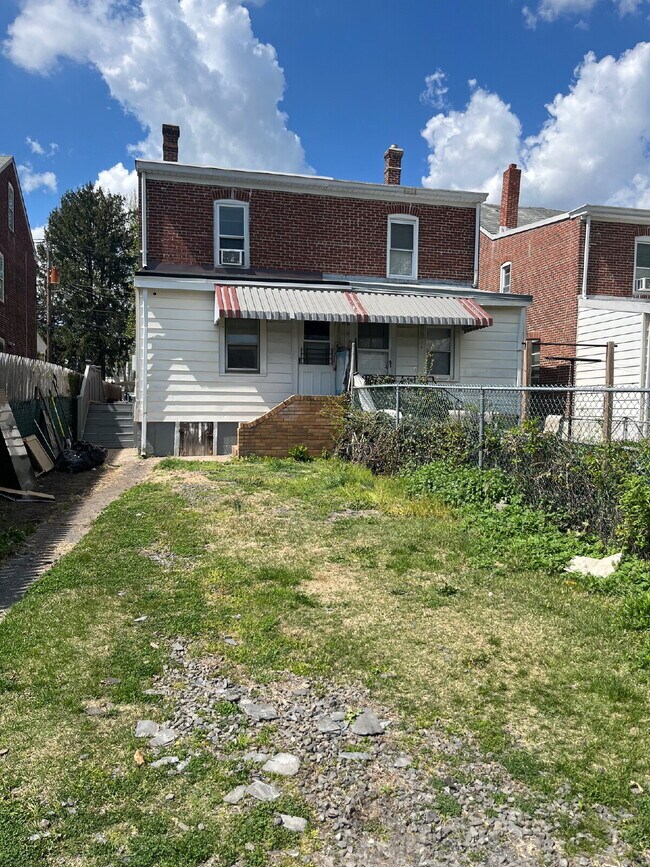 Building Photo - "Spacious 5-Bed Townhouse with Gleaming Hardwood Floors in Trenton's Heart!"