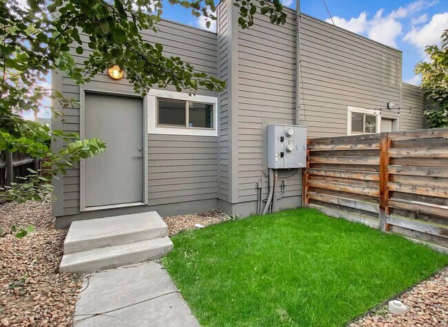 Building Photo - Modern 4BD, 3BA LoHi Townhome with Rooftop Deck