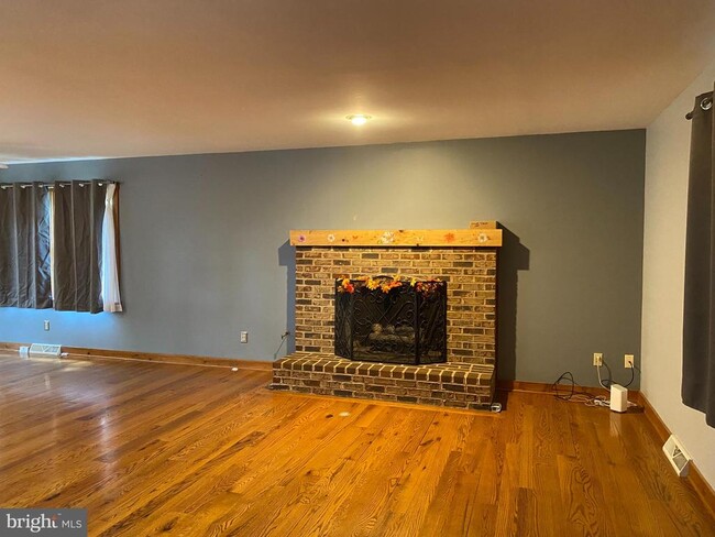 Building Photo - 1909 Back Mountain Rd