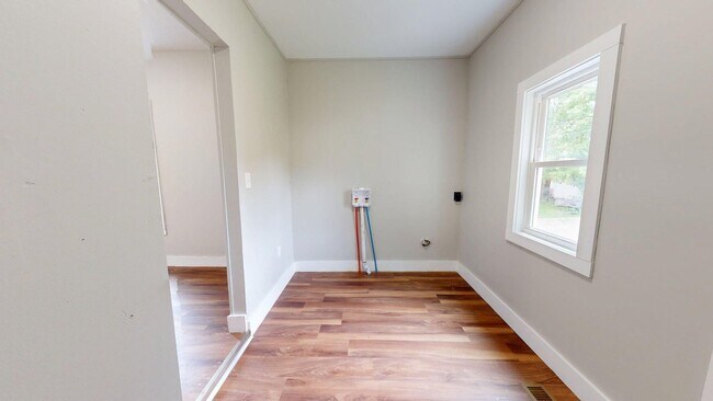 Building Photo - Madison/West Blvd neighborhood: 3 bedroom/1 bath single family home.