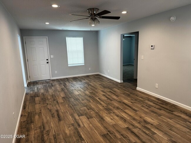 Building Photo - 3905 E 13th St