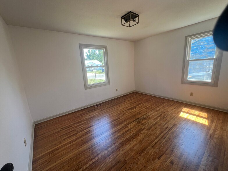 Building Photo - 4545 S Oak Ave