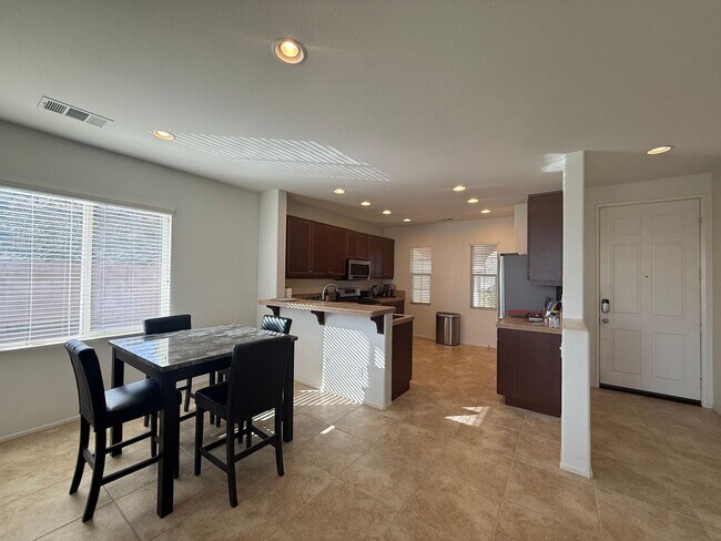 Building Photo - West Palmdale 3 Bedroom Home