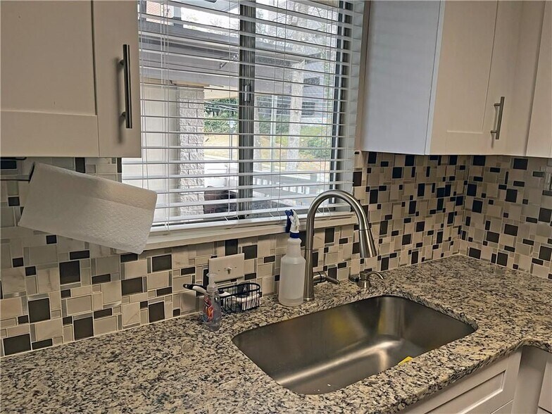 Building Photo - 346 Carpenter Dr NE