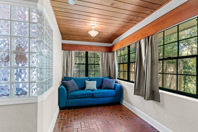 Building Photo - 1929 NW 7th Ln