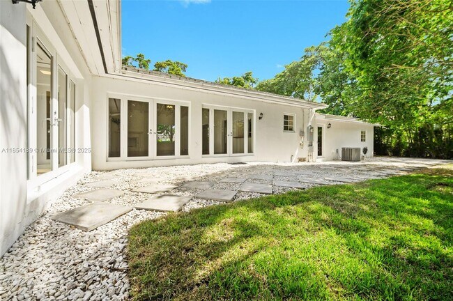 Building Photo - 4114 Santa Maria St