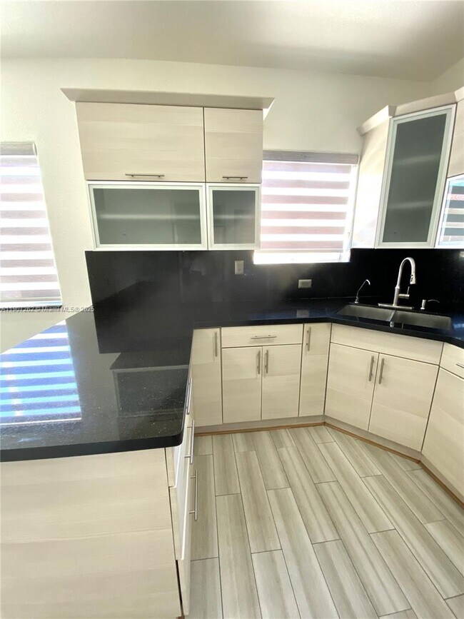 Building Photo - 8100 W 28th Ct