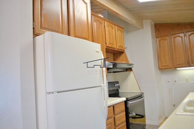 Building Photo - 170 N Van Buren Ave