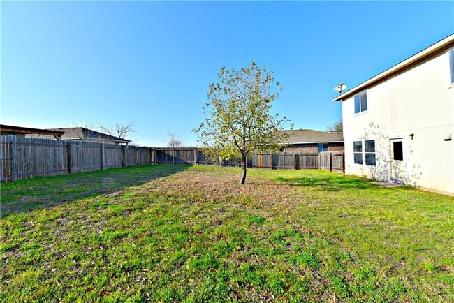Building Photo - 105 Mesa Dr
