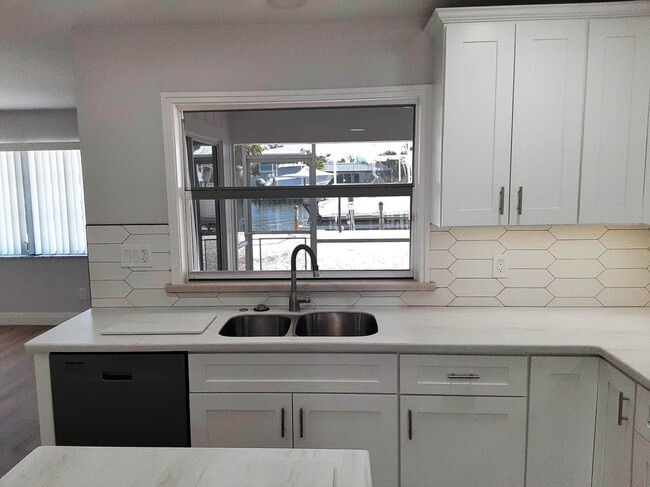 Building Photo - 1666 Sabal Palm Dr