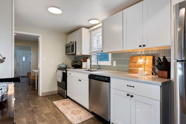 Building Photo - 2Bed/2Bth in Vancouver