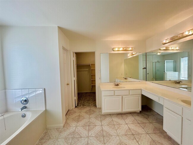 Building Photo - 12422 Glenleigh Dr