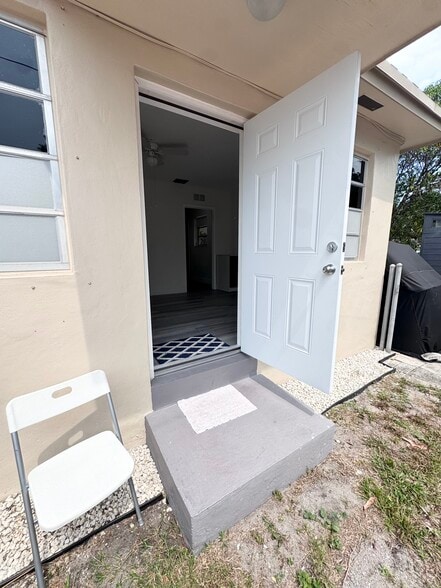 Separate Entrance - 1030 Superior St