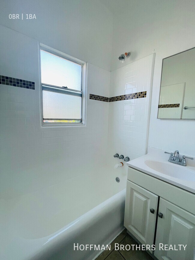 Building Photo - 939 Valencia St