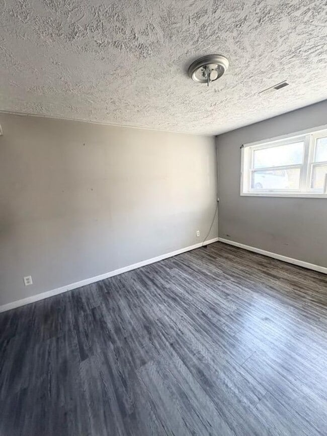 Building Photo - Split Level 4 Bedroom