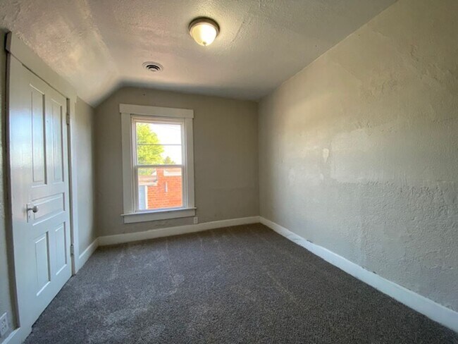 Building Photo - 2 bed 1 full bath and 1 half bath home for...