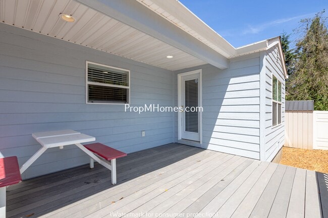 Building Photo - Updated Three Bedroom Home in Milwaukie - Large Fenced Yard!