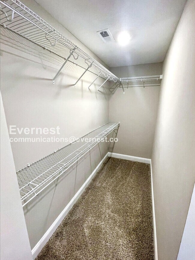 Building Photo - 3 Bed, 2.5 Bath Home with Garage / Pet-Fri...