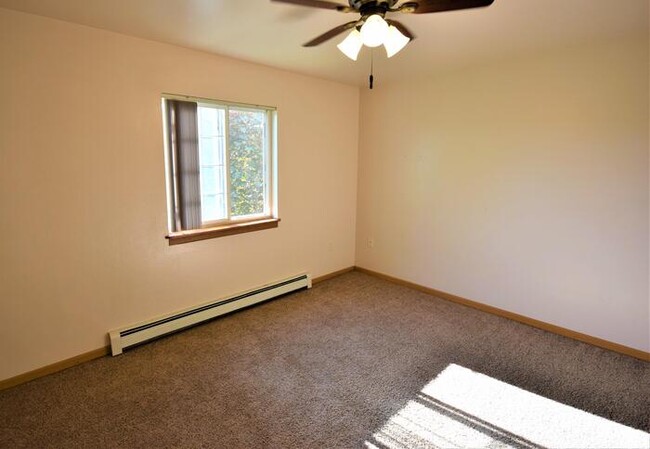 Building Photo - Large 3 Bedroom-White Lake