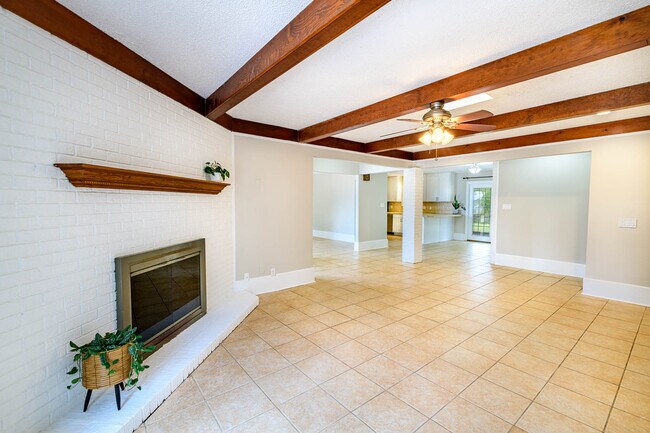 Building Photo - 1688 Vine Ave