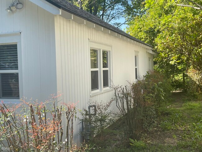 Building Photo - 1750 Linwood Ave