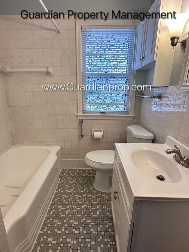 Building Photo - Richfield Single Family Home, Fenced Yard, 2 Car Garage, Dishwasher