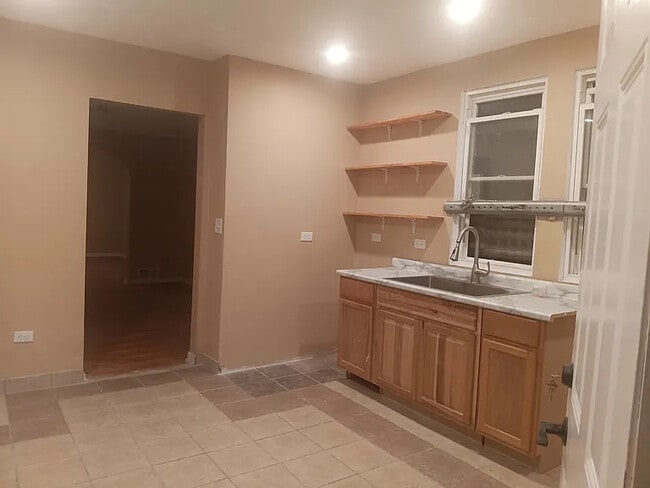 Building Photo - 5005 W Chicago Ave