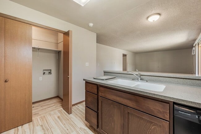 Building Photo - 2 bed 1 bath apartment (4plex building)