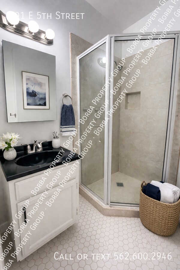 Building Photo - 701 E 5th St