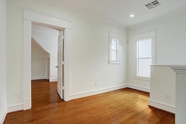Building Photo - 1847 Cortlandt St