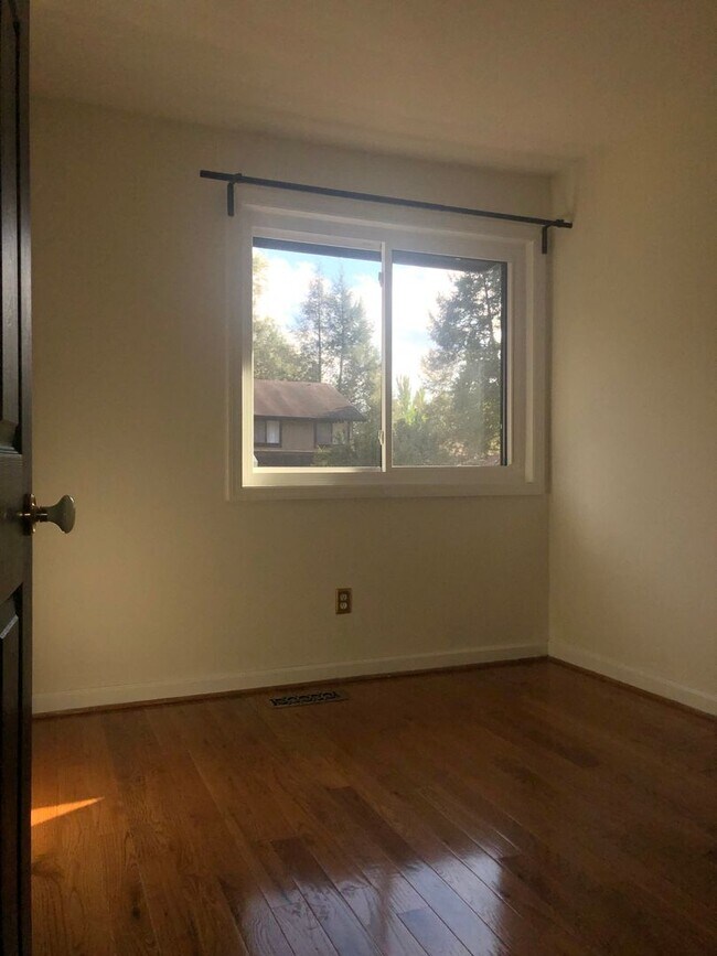 Building Photo - Well Maintained & Updated - 3 BR - Reston Metro